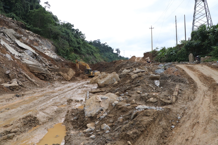Hàng trăm ngàn m3 đất đá đổ ụp xuống, chia cắt Quốc lộ 14E ở Đà Nẵng nhiều ngày - Ảnh 1.