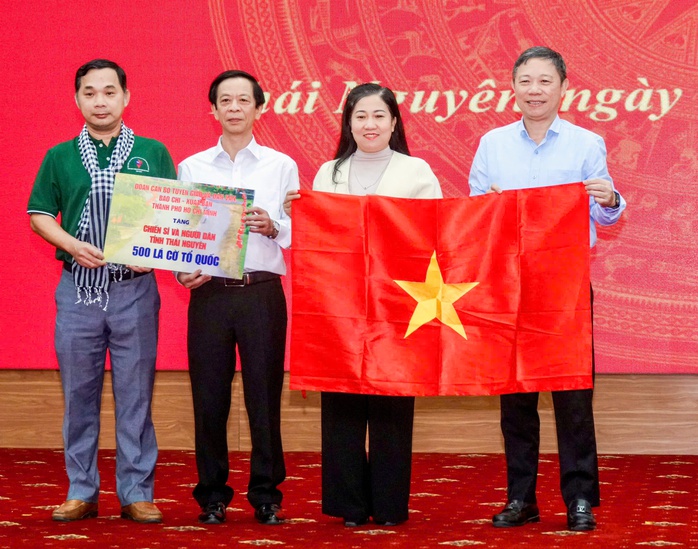 Thiết thực hỗ trợ người dân vùng bão lũ - Ảnh 1.