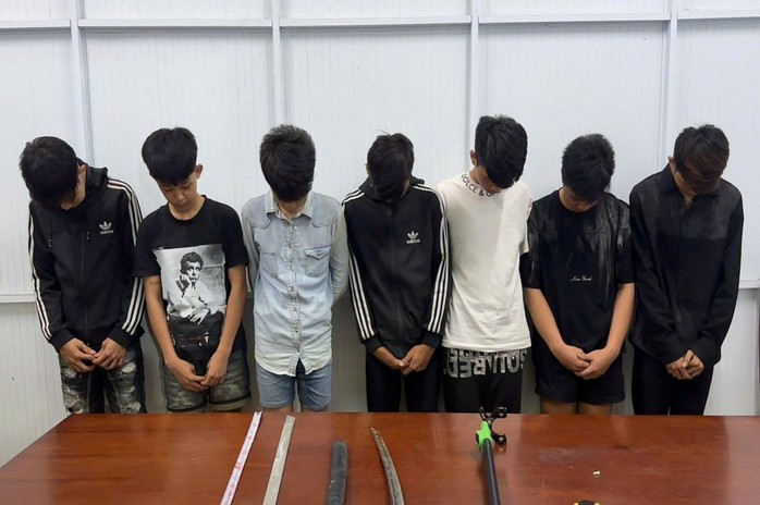 Hỗn chiến Đồng Nai: Hai nhóm thanh niên sử dụng hung khí trong đêm hỗn loạn - Ảnh 1.