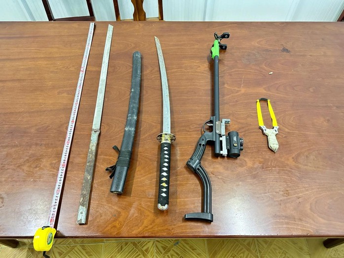 Hỗn chiến Đồng Nai: Hai nhóm thanh niên sử dụng hung khí trong đêm hỗn loạn - Ảnh 2.