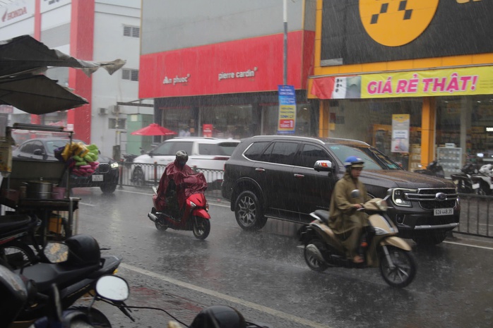 Đầu giờ chiều, TPHCM mưa dông xối xả - Ảnh 1.