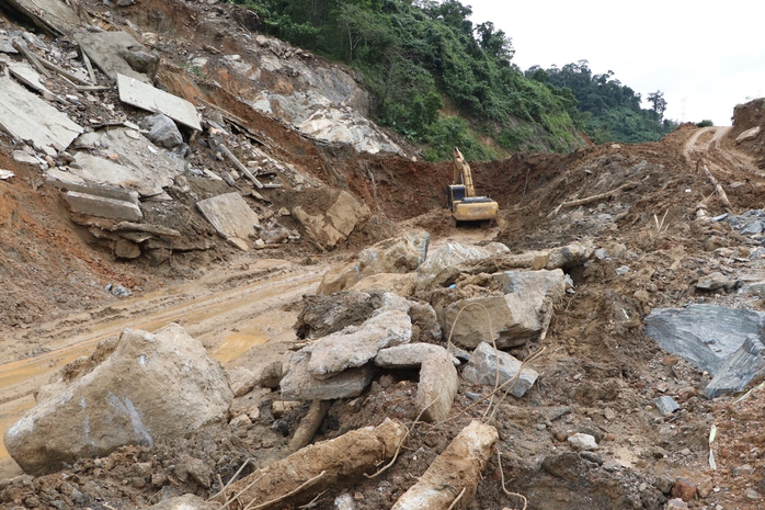Hàng trăm ngàn m3 đất đá đổ ụp xuống, chia cắt Quốc lộ 14E ở Đà Nẵng nhiều ngày - Ảnh 2.