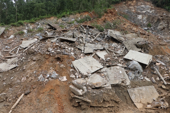 Hàng trăm ngàn m3 đất đá đổ ụp xuống, chia cắt Quốc lộ 14E ở Đà Nẵng nhiều ngày - Ảnh 4.