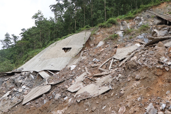 Hàng trăm ngàn m3 đất đá đổ ụp xuống, chia cắt Quốc lộ 14E ở Đà Nẵng nhiều ngày - Ảnh 5.