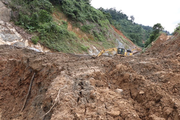 Hàng trăm ngàn m3 đất đá đổ ụp xuống, chia cắt Quốc lộ 14E ở Đà Nẵng nhiều ngày - Ảnh 9.