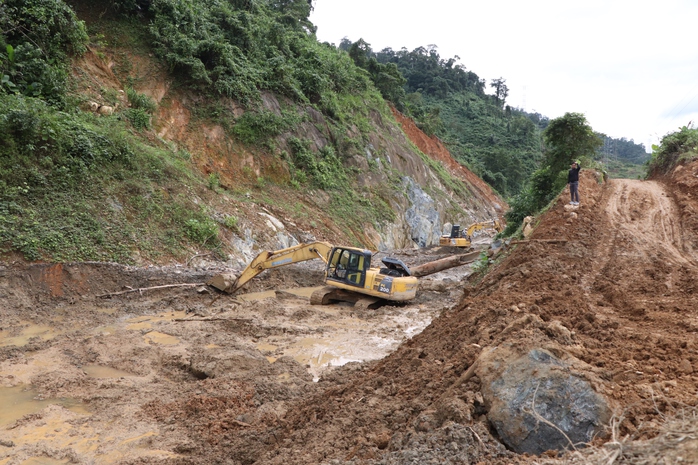 Hàng trăm ngàn m3 đất đá đổ ụp xuống, chia cắt Quốc lộ 14E ở Đà Nẵng nhiều ngày - Ảnh 8.