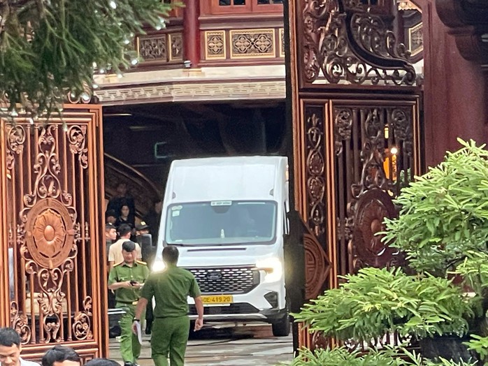 Công an tiếp tục có mặt tại biệt phủ của bà chủ thẩm mỹ viện Mailisa - Ảnh 4.