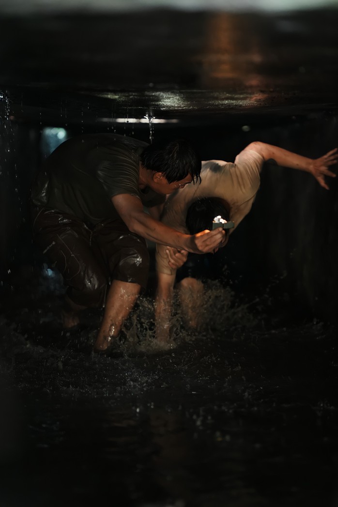 Hoài Lâm, Quang Tuấn chật vật trốn chạy trong cống ngầm - Ảnh 7.