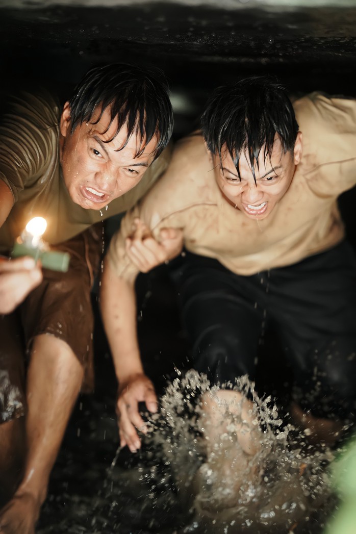 Hoài Lâm, Quang Tuấn chật vật trốn chạy trong cống ngầm - Ảnh 2.