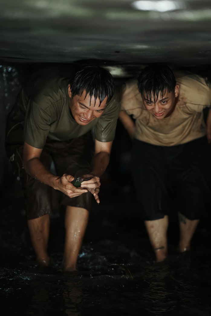 Hoài Lâm, Quang Tuấn chật vật trốn chạy trong cống ngầm - Ảnh 6.