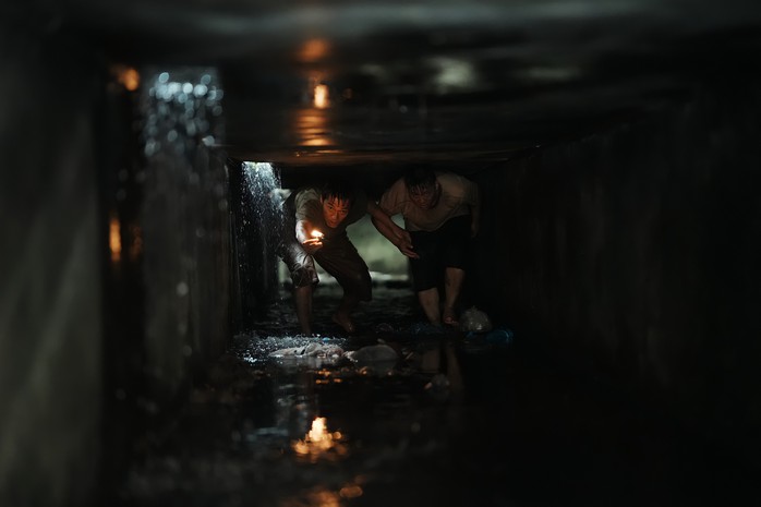 Hoài Lâm, Quang Tuấn chật vật trốn chạy trong cống ngầm - Ảnh 3.