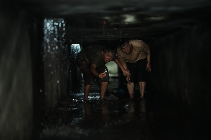 Hoài Lâm, Quang Tuấn chật vật trốn chạy trong cống ngầm - Ảnh 4.