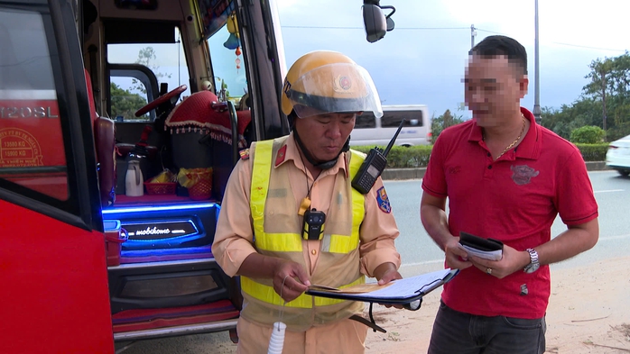 Công an TP Huế lý giải vì sao xe khách ‘trá hình’ hoành hành sau mưa lũ - Ảnh 2.