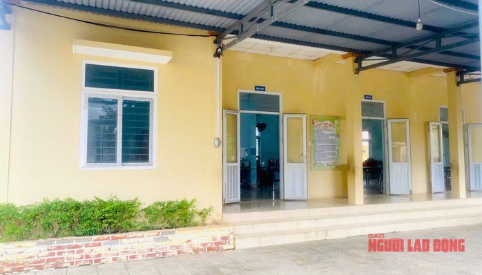 Hiệu trưởng Đỗ Văn Mỹ trực tiếp chế biến món cá kho có "vi khuẩn gây ngộ độc" - Ảnh 1. Hiệu trưởng Đỗ Văn Mỹ trực tiếp chế biến món cá kho có "vi khuẩn gây ngộ độc" - Ảnh 1.