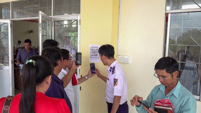 Tặng cờ Tổ quốc và tuyên truyền phòng, chống IUU cho ngư dân Cà Mau - Ảnh 1.