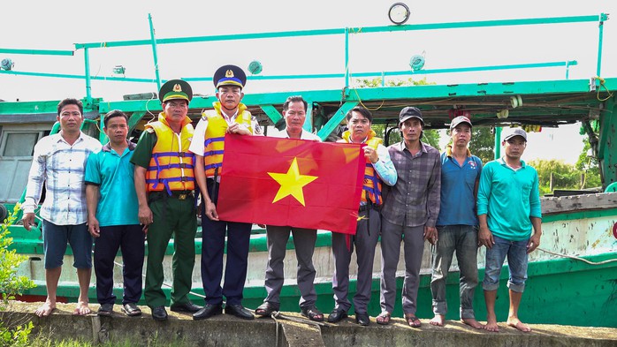 Tặng cờ Tổ quốc và tuyên truyền phòng, chống IUU cho ngư dân Cà Mau - Ảnh 2.