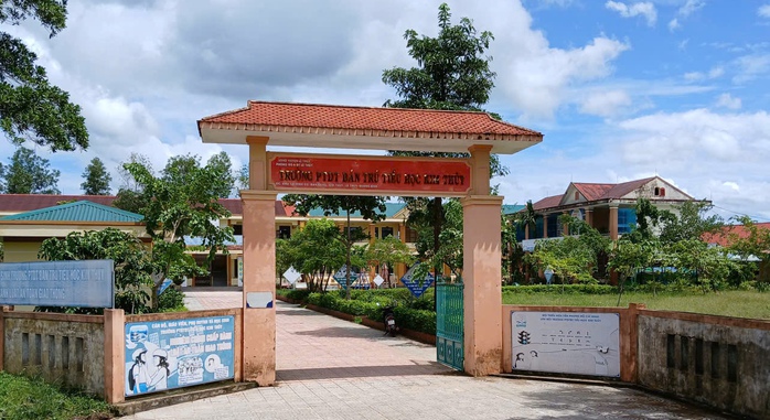 Hiệu trưởng Đỗ Văn Mỹ trực tiếp chế biến món cá kho có "vi khuẩn gây ngộ độc" - Ảnh 3. Hiệu trưởng Đỗ Văn Mỹ trực tiếp chế biến món cá kho có "vi khuẩn gây ngộ độc" - Ảnh 3.