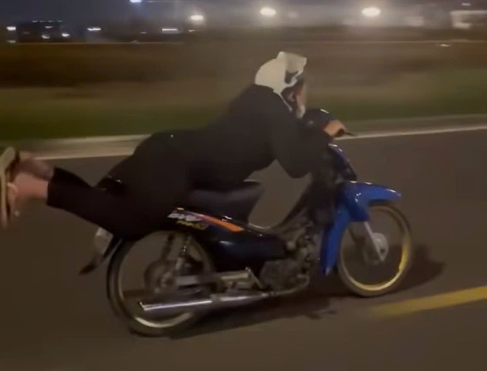 Clip thanh niên "biểu diễn" nằm trên yên xe ở TP HCM - Ảnh 1.