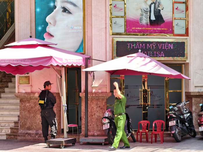 Công an xuất hiện trước thẩm mỹ viện Mailisa tại Nha Trang - Ảnh 1.