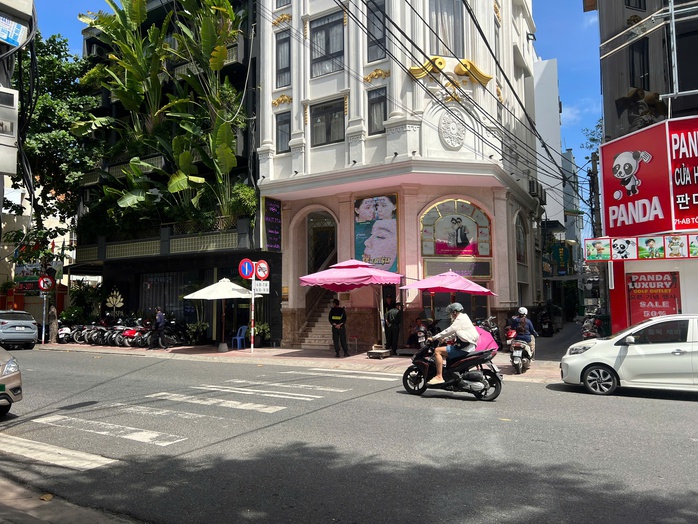 Công an xuất hiện trước thẩm mỹ viện Mailisa tại Nha Trang - Ảnh 3.