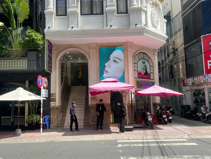 Công an xuất hiện trước thẩm mỹ viện Mailisa tại Nha Trang - Ảnh 2.