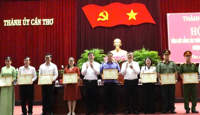 Cần Thơ tạm giữ giấy CNQSDĐ , ô tô tham nhũng , tiêu cực trong công tác phòng chống - Ảnh 2.