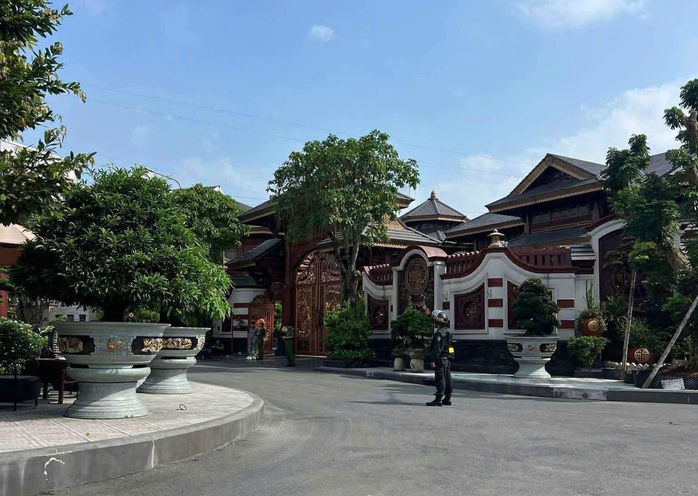 Công an tiếp tục có mặt tại biệt phủ của bà chủ thẩm mỹ viện Mailisa - Ảnh 1. Công an tiếp tục có mặt tại biệt phủ của bà chủ thẩm mỹ viện Mailisa - Ảnh 1.