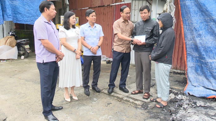 Một kho hàng ở Đông Hà bốc cháy dữ dội, gây thiệt hại lớn - Ảnh 2.