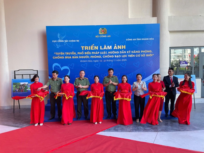 Triển lãm ảnh phòng chống buôn bán người và ma túy ở Khánh Hòa - Ảnh 1.