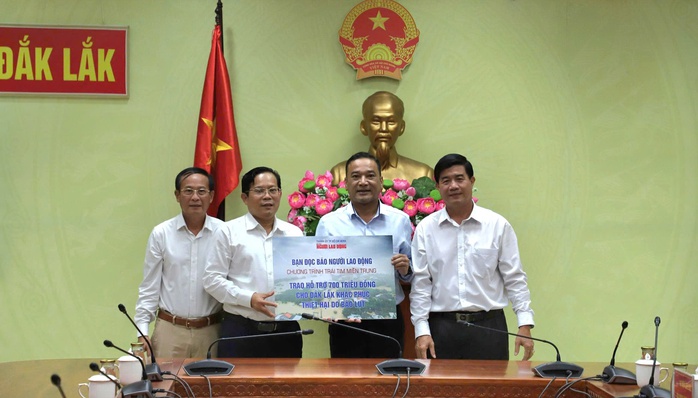 Báo Người Lao Động hỗ trợ Đắk Lắk 700 triệu đồng khắc phục hậu quả mưa bão - Ảnh 4. Báo Người Lao Động hỗ trợ Đắk Lắk 700 triệu đồng khắc phục hậu quả mưa bão - Ảnh 4.