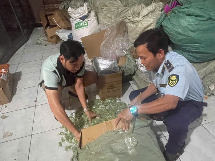 Bắt quả tang kho kẹo dẻo không nhãn mác tại TP HCM chuẩn bị bán Tết - Ảnh 1.