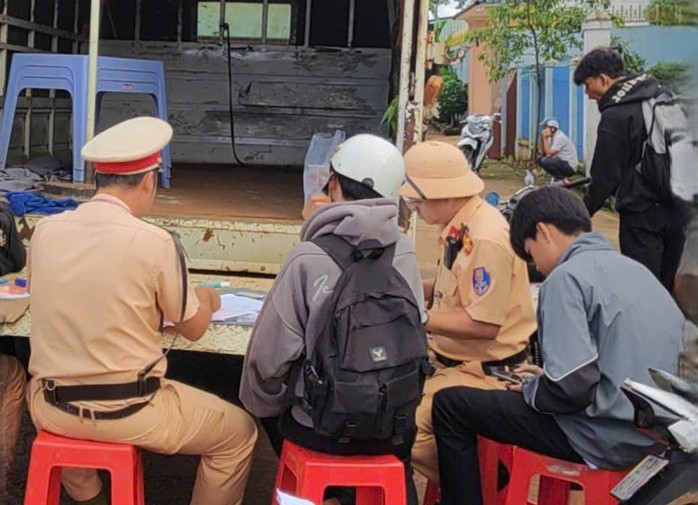 Báo động tình trạng học sinh ở Đồng Nai vẫn đi xe máy tới trường - Ảnh 3.