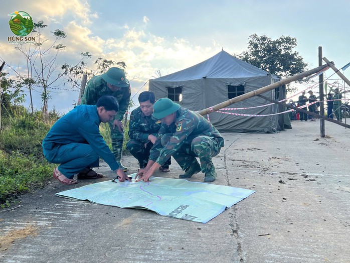 Toàn cảnh vụ sạt lở nghi vùi lấp 3 người ở Đà Nẵng nhìn từ flycam - Ảnh 3.