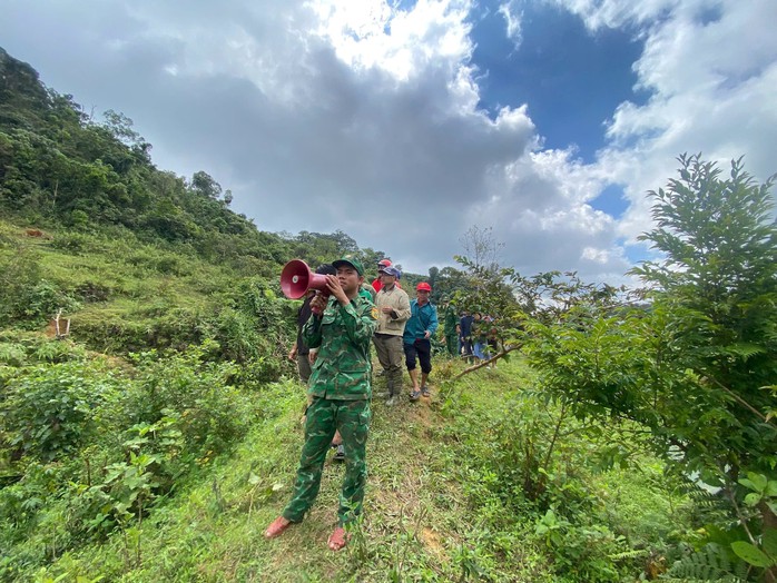 Lở núi ở Đà Nẵng: Vợ chồng công an viên và một người dân có thể đã bị vùi lấp - Ảnh 2.