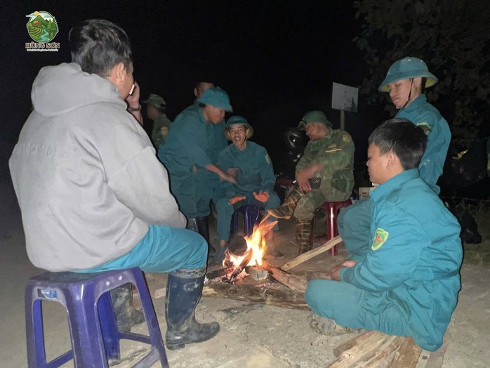 Toàn cảnh vụ sạt lở nghi vùi lấp 3 người ở Đà Nẵng nhìn từ flycam - Ảnh 1.