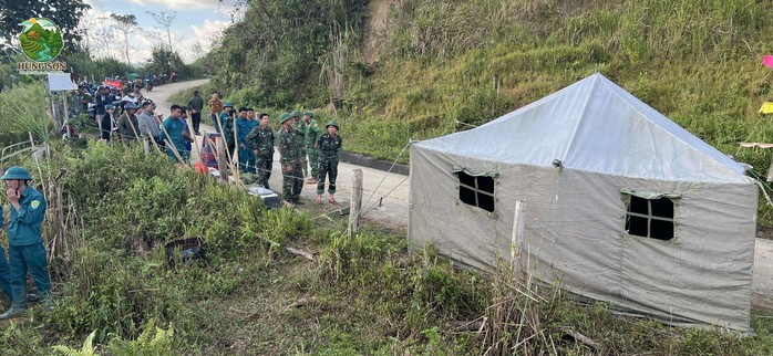 Toàn cảnh vụ sạt lở nghi vùi lấp 3 người ở Đà Nẵng nhìn từ flycam - Ảnh 4.