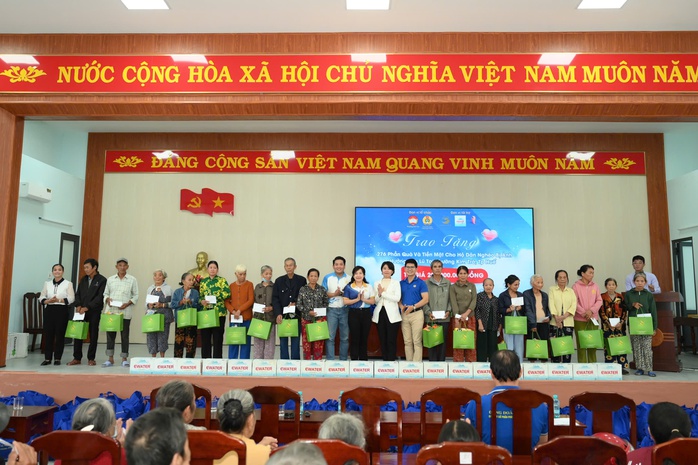 Thăm hỏi người lao động, người dân Huế bị ảnh hưởng bởi bão lũ - Ảnh 2.