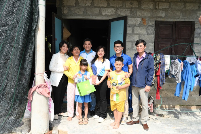 Thăm hỏi người lao động, người dân Huế bị ảnh hưởng bởi bão lũ - Ảnh 1.