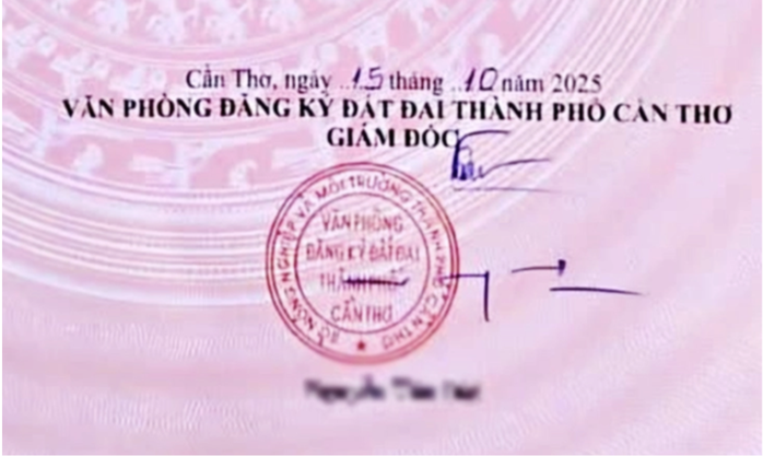 Bạn đọc tranh luận sôi nổi về chữ ký của Giám đốc Văn phòng Đăng ký đất đai Cần Thơ - Ảnh 1.