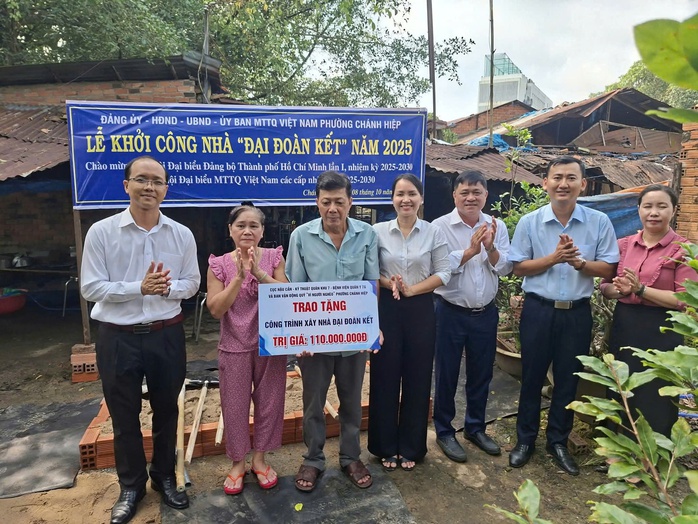 Tặng thẻ bảo hiểm y tế, học bổng cho trẻ em khó khăn tại phường Chánh Hiệp, TP HCM - Ảnh 3.