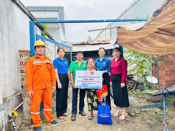 Tặng thẻ bảo hiểm y tế, học bổng cho trẻ em khó khăn tại phường Chánh Hiệp, TP HCM - Ảnh 4.