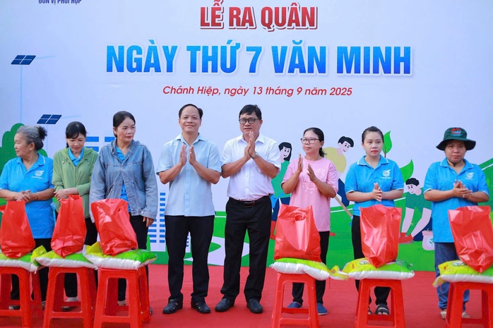 Tặng thẻ bảo hiểm y tế, học bổng cho trẻ em khó khăn tại phường Chánh Hiệp, TP HCM - Ảnh 2.