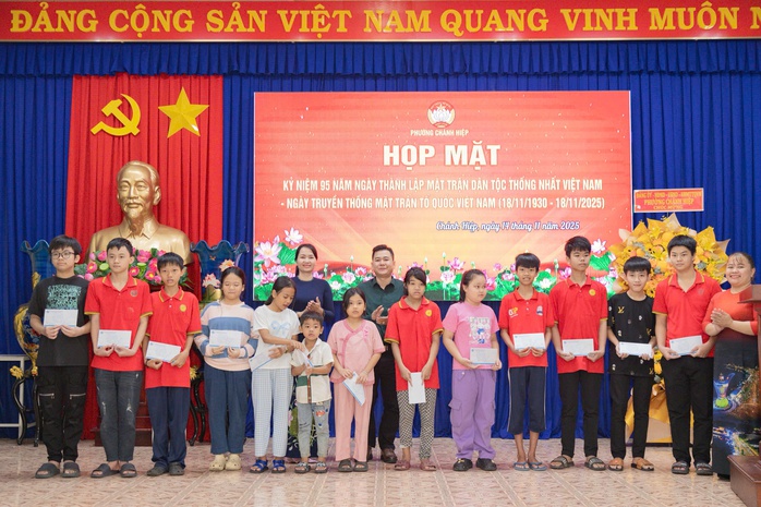Tặng thẻ bảo hiểm y tế, học bổng cho trẻ em khó khăn tại phường Chánh Hiệp, TP HCM - Ảnh 1.