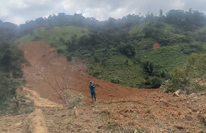 Sạt lở kinh hoàng ở Đà Nẵng: Dùng flycam, chó nghiệp vụ tìm người mất tích - Ảnh 2. Sạt lở kinh hoàng ở Đà Nẵng: Dùng flycam, chó nghiệp vụ tìm người mất tích - Ảnh 2.