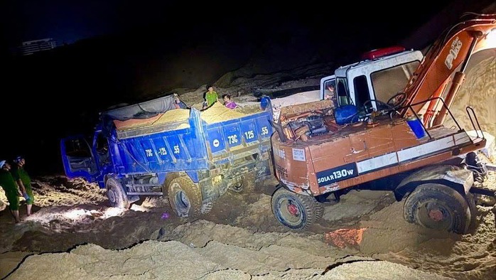 Phát hiện khai thác cát lậu tại đồi cát Bắc Gianh , Quảng Trị - Ảnh 1.