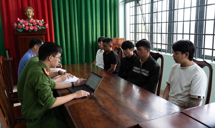 Bắt giữ nhóm thanh niên đòi tiền bảo kê tại hội chợ - Ảnh 1.