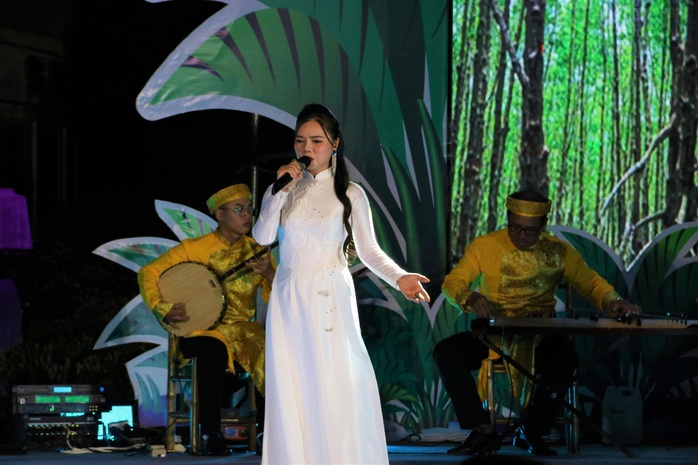 VIDEO: Hơn 100 nghệ nhân, tài tử đờn ca hội tụ tại Cà Mau để chào mừng Ngày hội Cua - Ảnh 4.