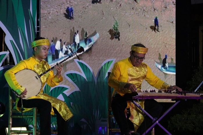 VIDEO: Hơn 100 nghệ nhân, tài tử đờn ca hội tụ tại Cà Mau để chào mừng Ngày hội Cua - Ảnh 7.