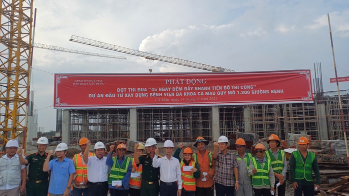 Lãnh đạo tỉnh Cà Mau tặng quà, động viên công nhân tại dự án hơn 3.300 tỉ đồng - Ảnh 1.