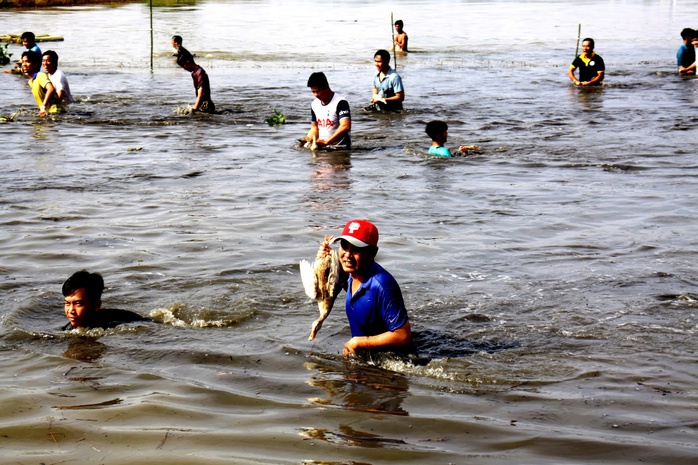 CLIP: Rộn ràng trò chơi thi bắt vịt mùa nước nổi ở An Giang - Ảnh 6.